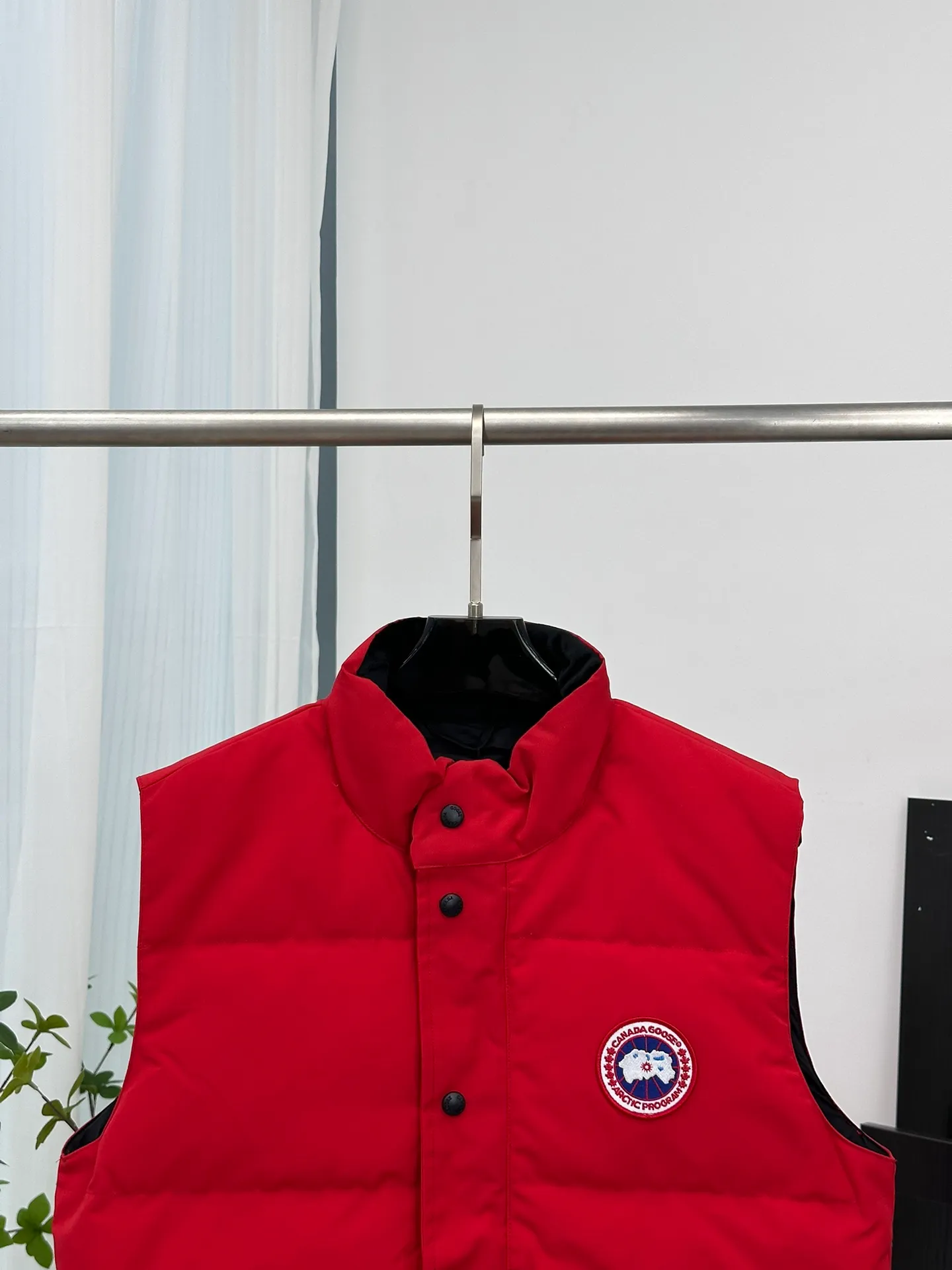 P380 [𝗖𝗮𝗻𝗮𝗱𝗲 𝗚𝗼𝗼𝘀𝗲] Canada Goose Couple Vest for Men and Women. 1⃣️Imported Behringer embroidery machine customized 10,000-needle embroidery logo 2⃣️Imported 18-count polyester-cotton blended original fabric 3⃣️Authentic official website synchronized with the new national standard 80% white duck down 4⃣️100% nylon nylon lining with double double-layer sealing design 5⃣️Yoshida YKK customers provide original factory customized electroplating sliders 6⃣️All auxiliary materials and hardware are disassembled and customized! 1:1 restore the official website Color: off-white, leather pink, bright red, sapphire blue, navy blue, black 𝗦𝗜𝗭𝗘:𝗫𝗦-𝗫𝗫𝗟